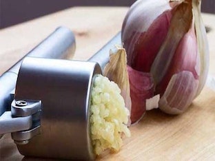 Как вылечить геморрой при помощи чеснока